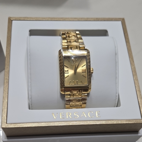 Versace Gold Luxury Watch with Rectangular Face - Picture 5 of 9